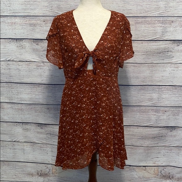 essue Dresses & Skirts - NWT ESSUE FLORAL DRESS
